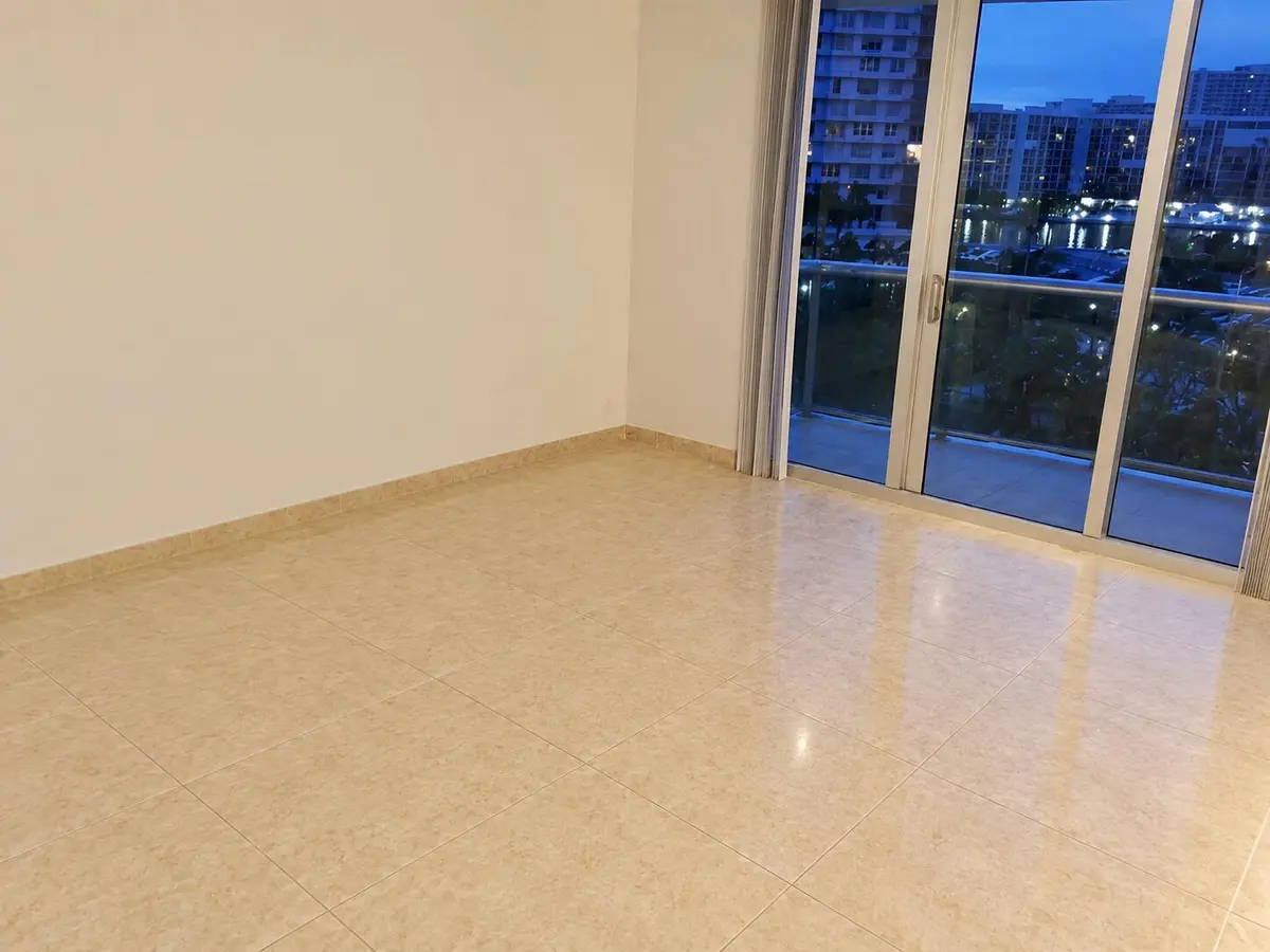 Imagen de ChatGPT 2 oct 2026, 13_51_19-6 at 3801 S OCEAN Drive 7Q, Hollywood