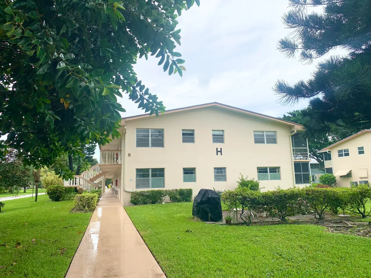 Stunning Landscaping at 185 Canterbury H, West Palm Beach