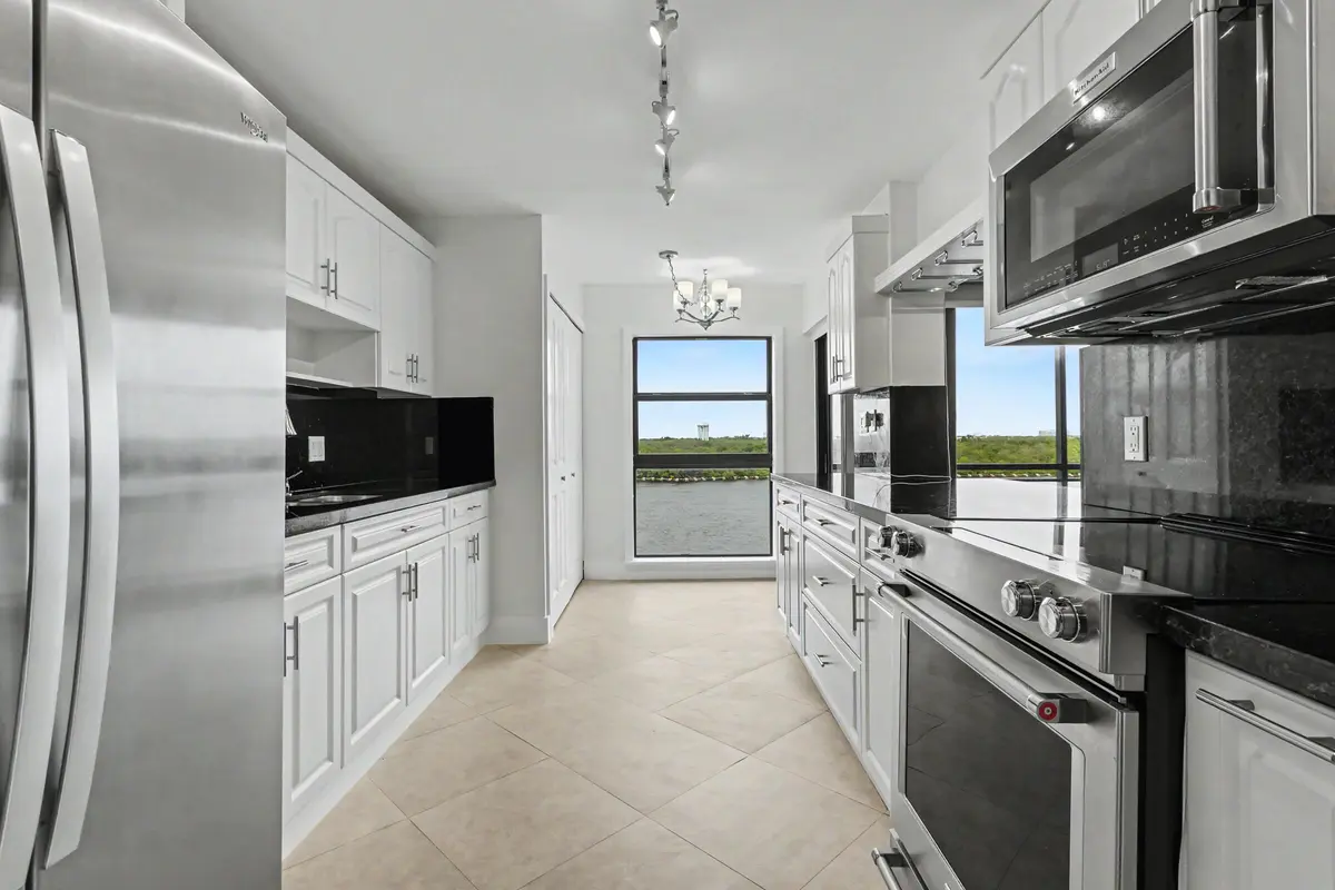 3200-59 at 3200 N OCEAN Drive 402, Hollywood