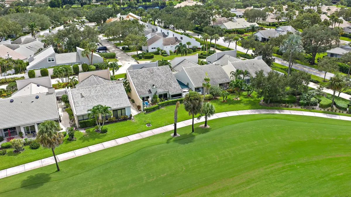Spacious townhome in Jonathans Landing at 17050 Traverse Circle, Jupiter