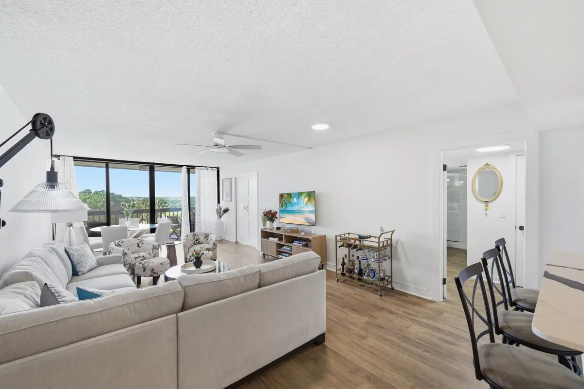 Liv 1 at 2524 Presidential Way 606, West Palm Beach