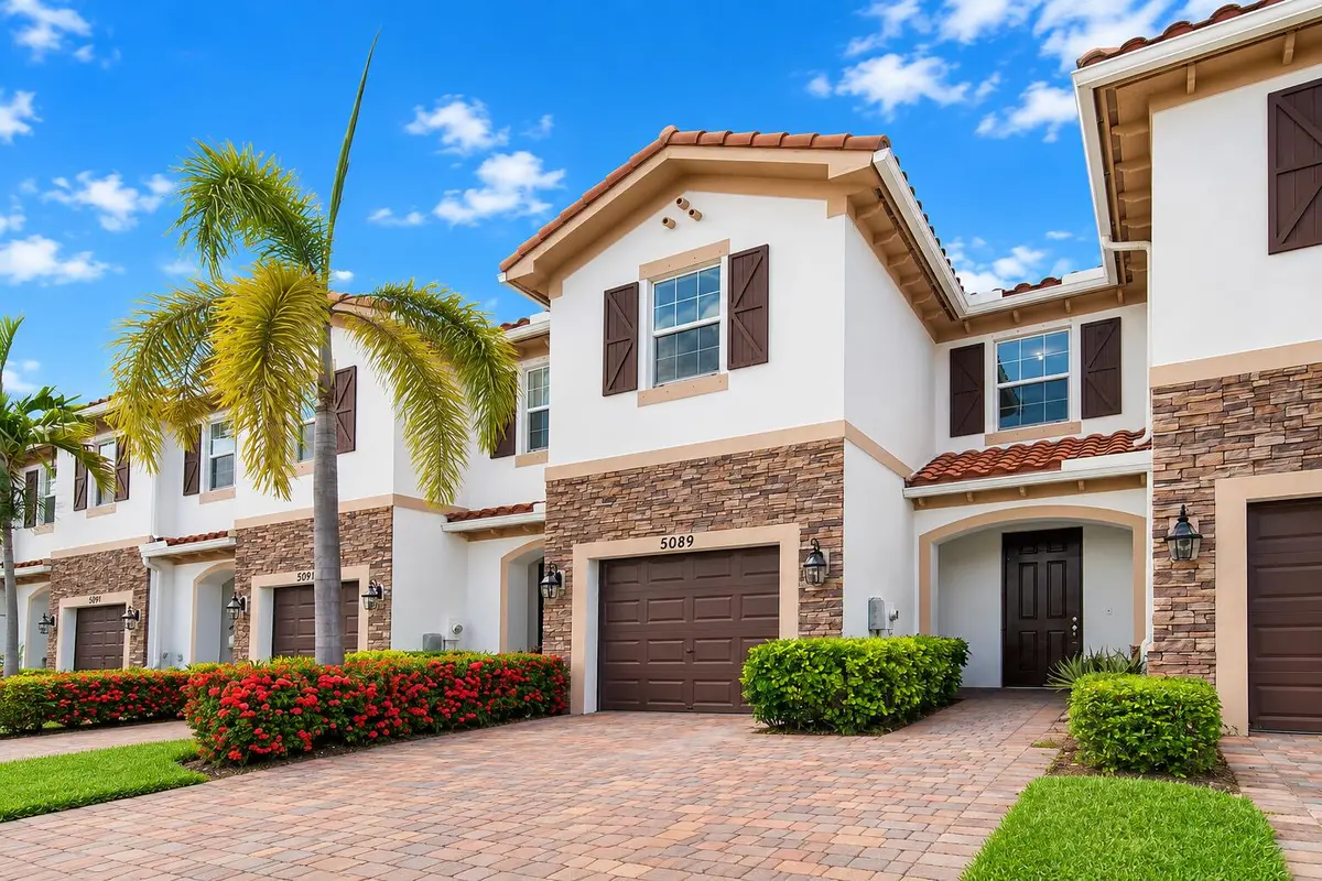 large driveway at 5089 Ellery Terrace, West Palm Beach