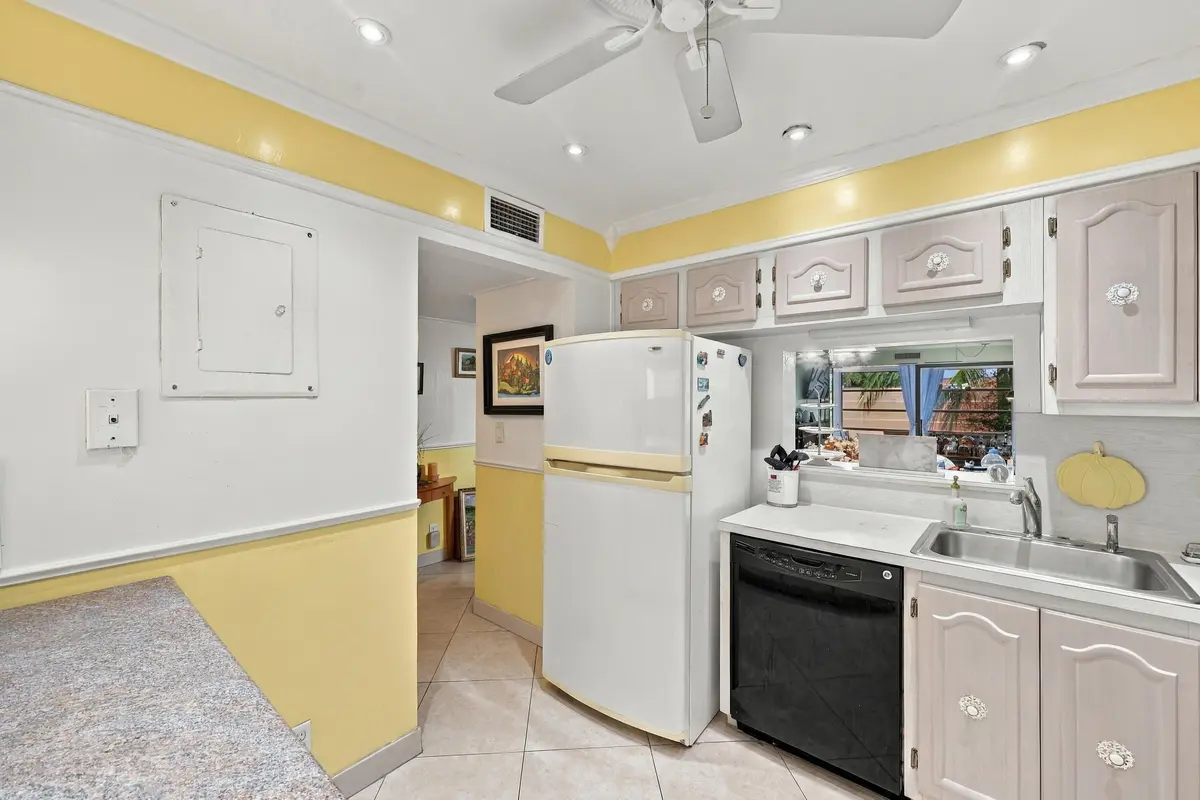 6_453a1690 at 3940 NW 42ND Avenue 313, Lauderdale Lakes