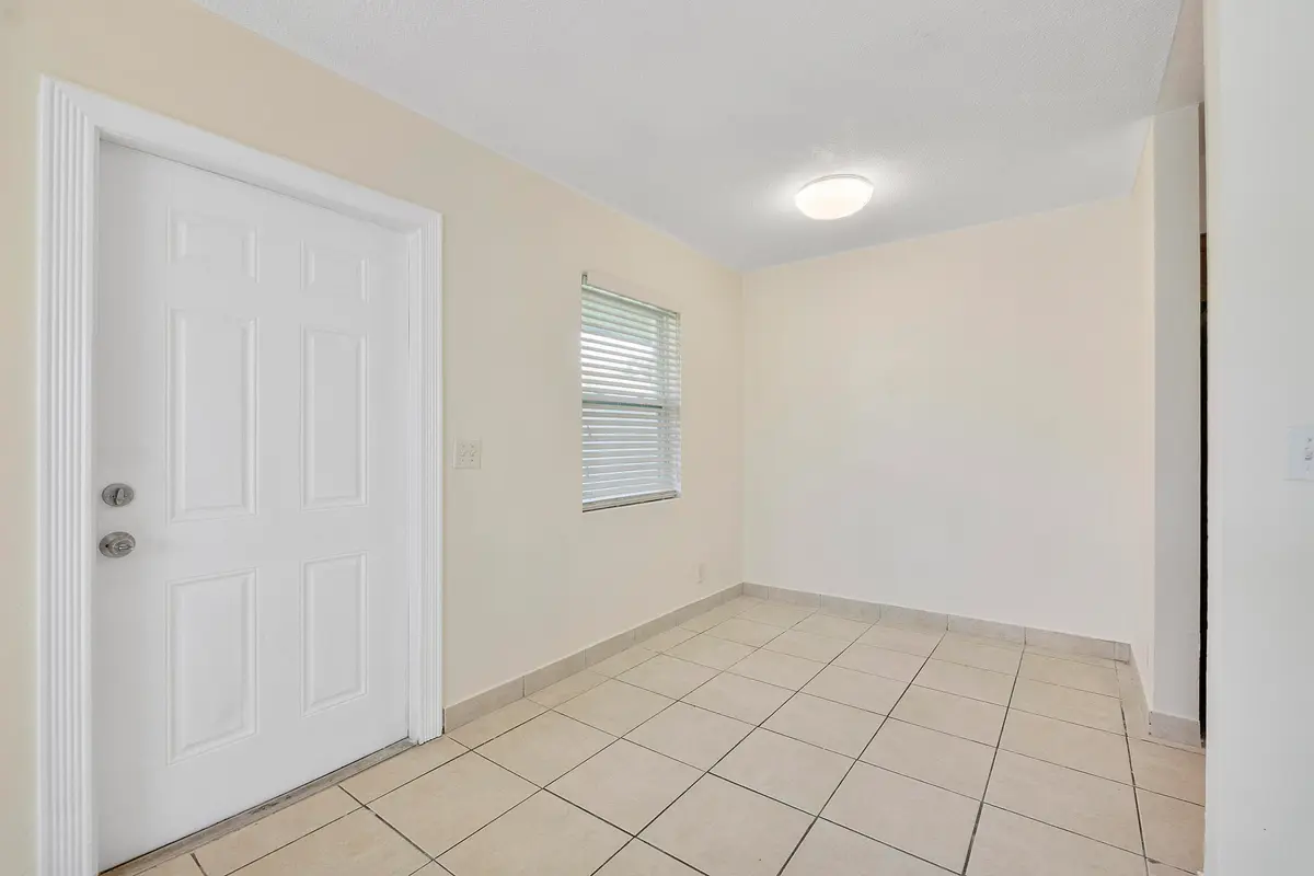 Dining Area at 251 NE 40th Street #251, Oakland Park