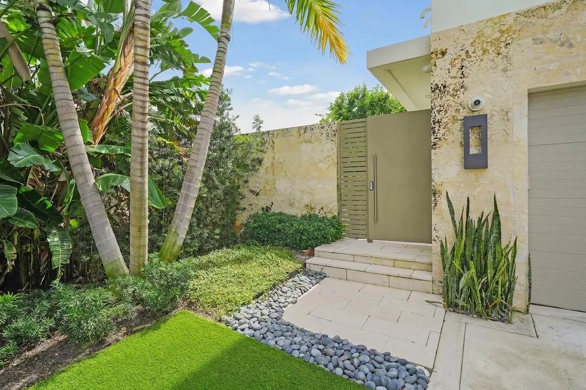 Private gate/entrance at 724 N LAKE Avenue, Delray Beach