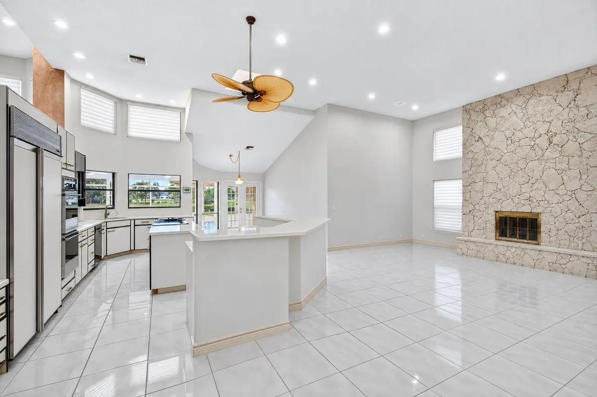 07-kitchen-great-room at 10423 Stonebridge Boulevard, Boca Raton