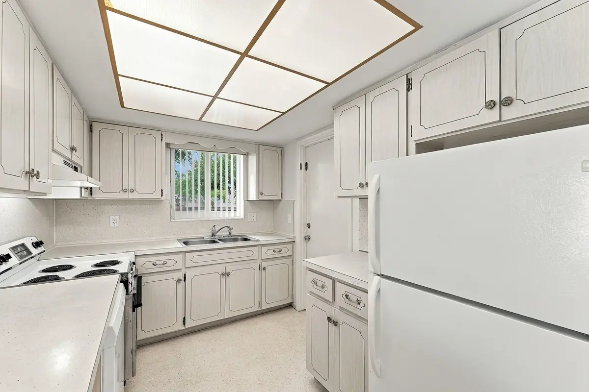 06_02_kitchen at 2624 NE 32ND Street 105, Fort Lauderdale