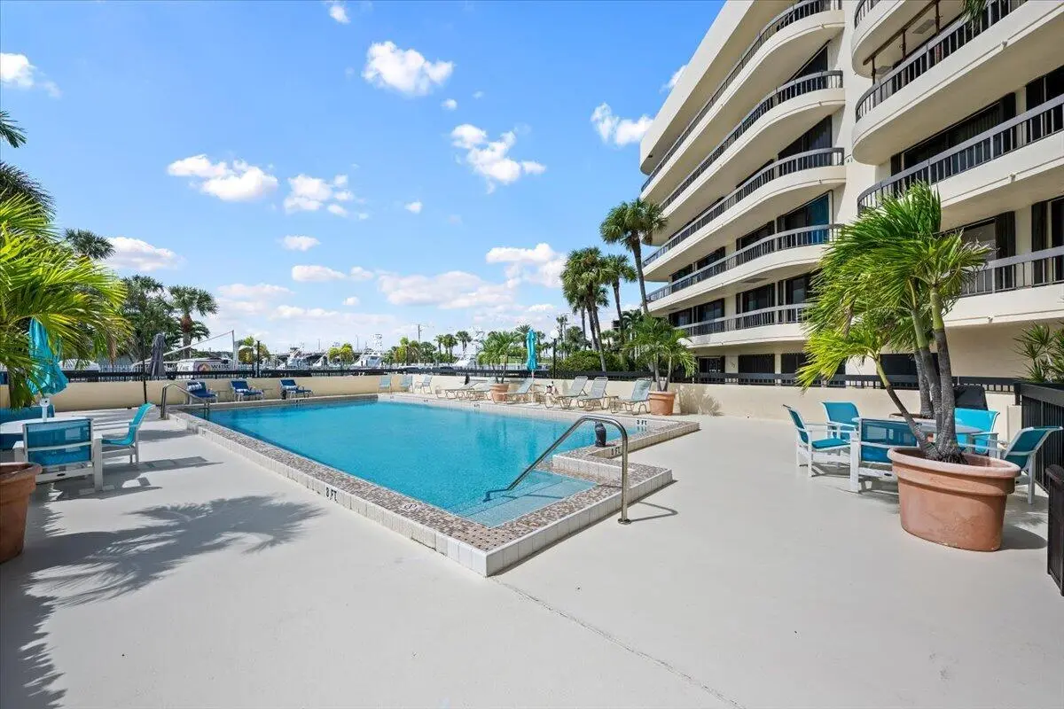 37-LUX_6079 at 50 S Beach Road Unit 101, Tequesta