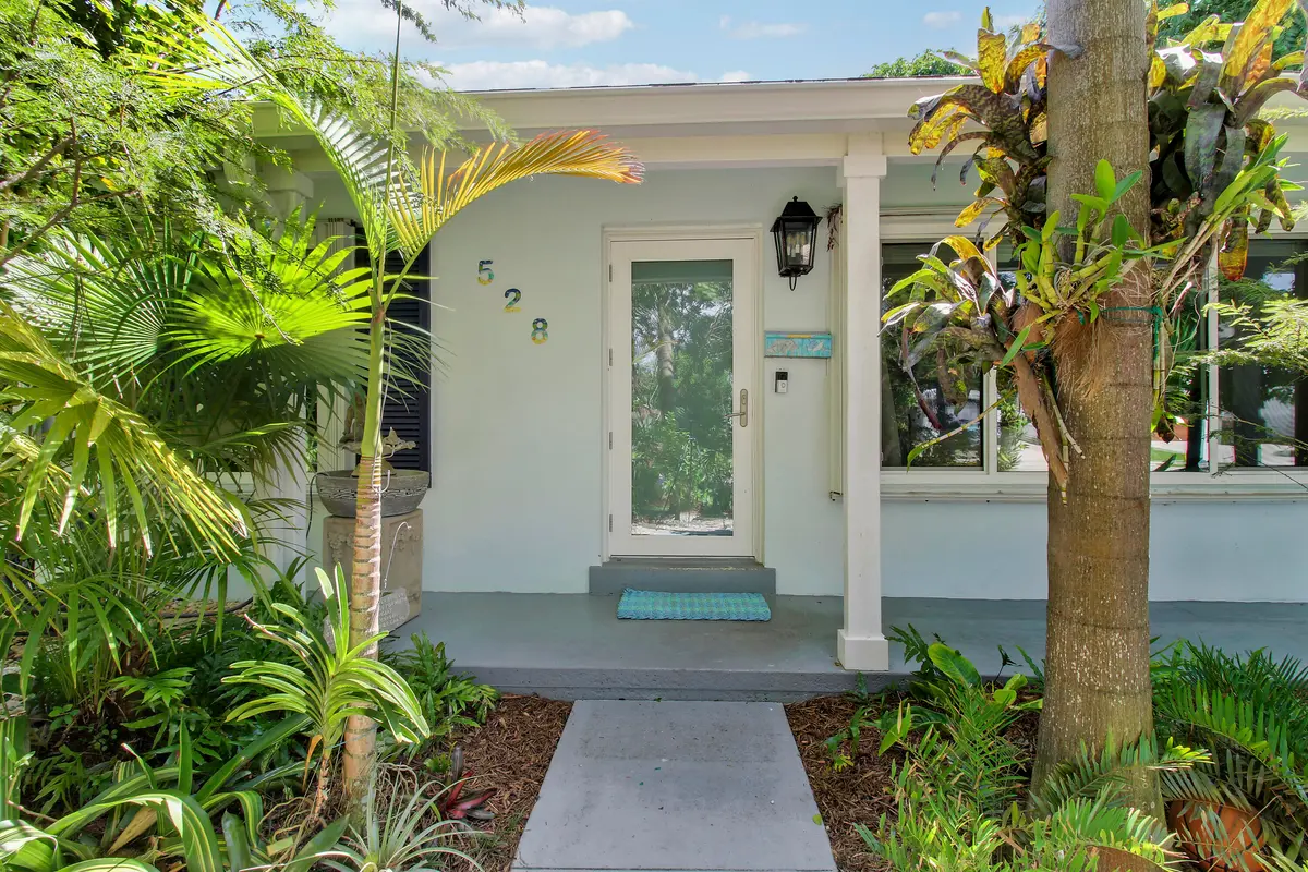 Entry at 528 Driftwood Road, North Palm Beach
