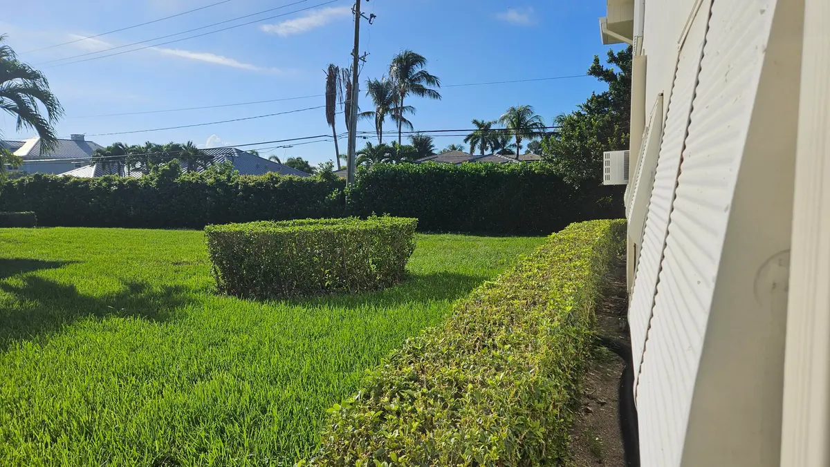 104 side yard at 800 W HORIZONS 104, Boynton Beach