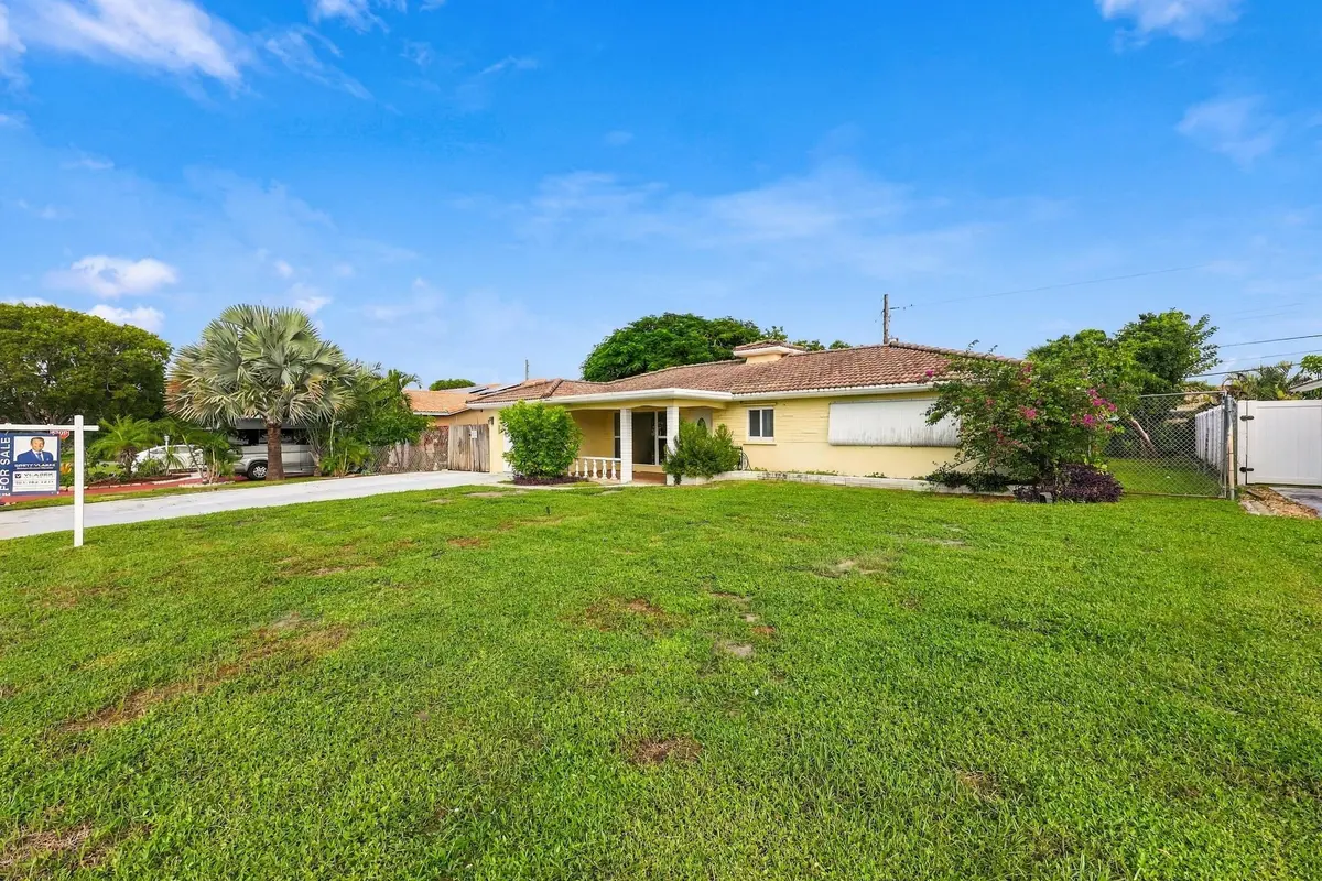 213 NW 24th Ct, Boca Raton at 213 NE 24th Court, Boca Raton