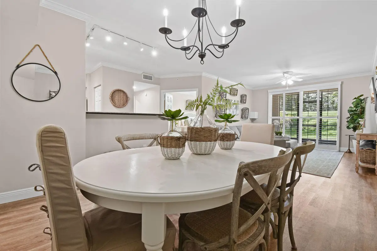 Dining at 11790 SAINT ANDREWS Place 102, Wellington