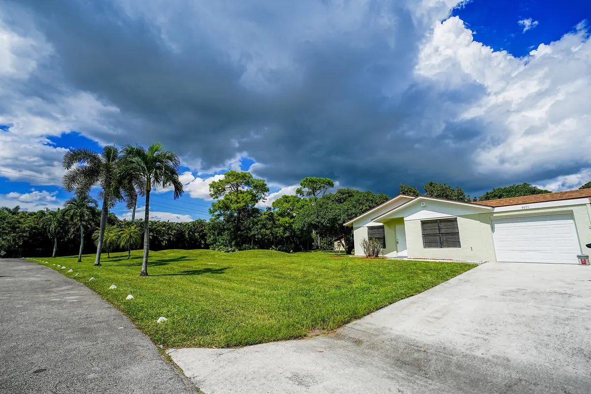 Dead-end street at 4971 Palm Hill Drive, West Palm Beach