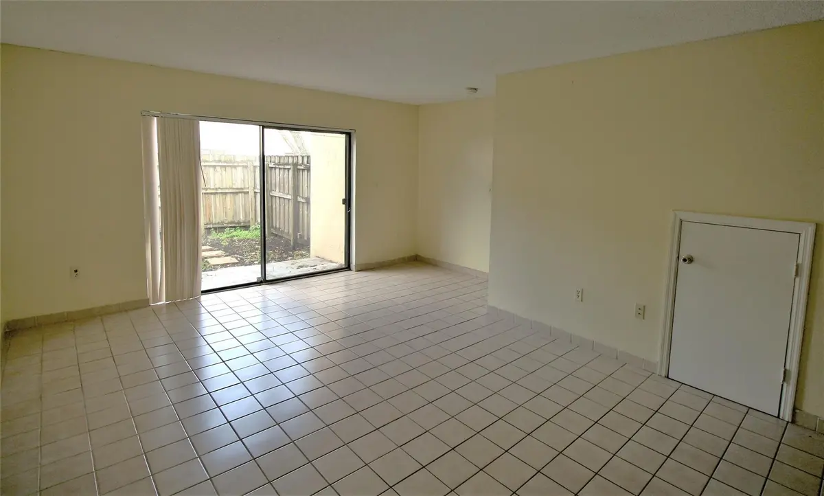 Photo 4 at 9477 Palm Circle, Pembroke Pines