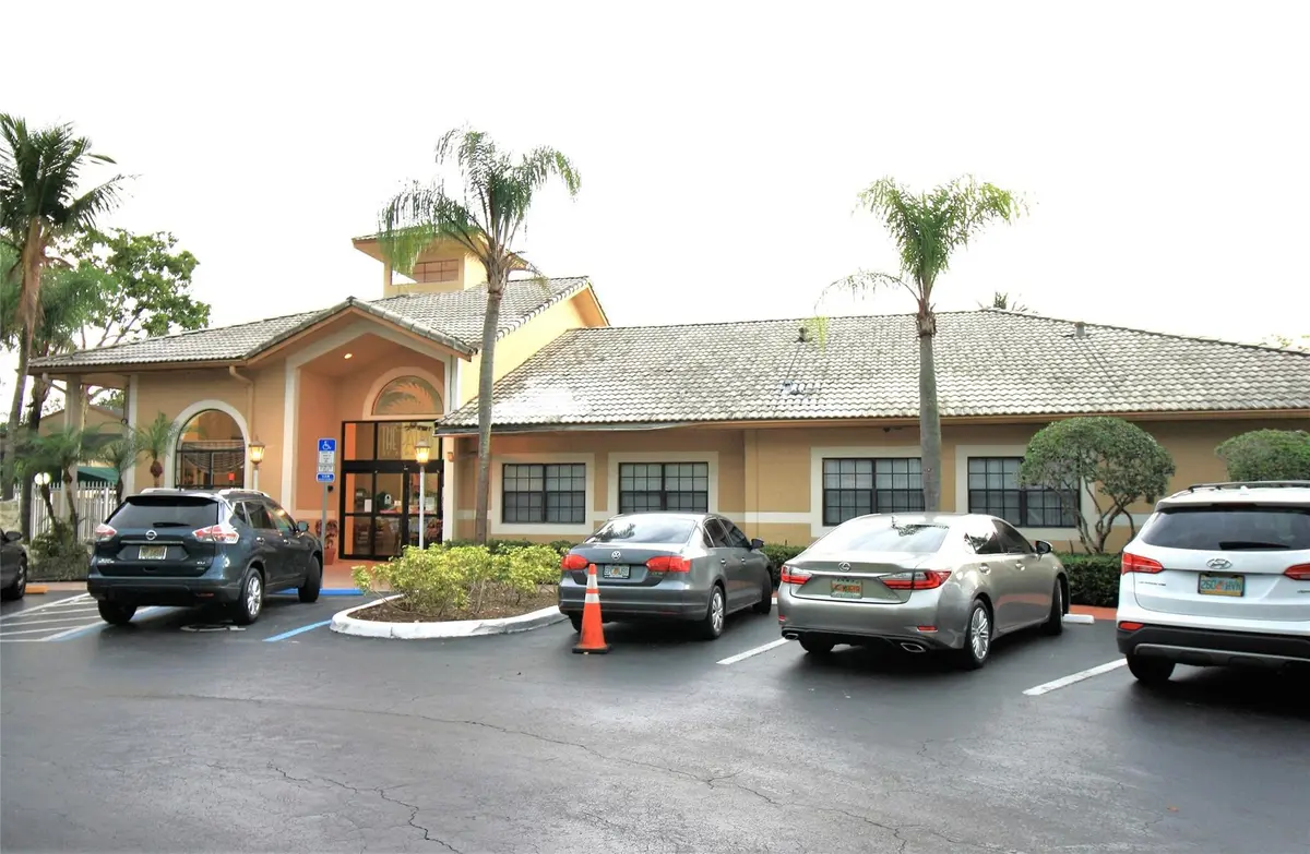 Photo 7 at 9477 Palm Circle, Pembroke Pines