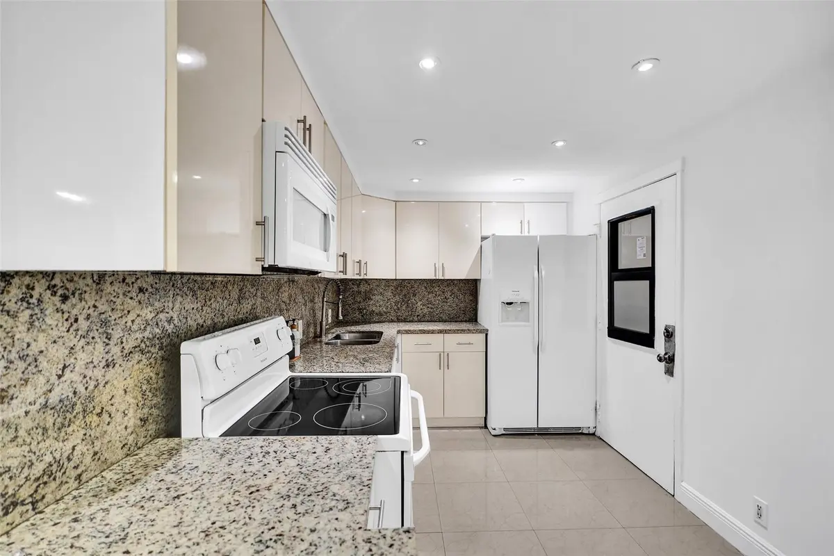 Photo 6 at 20400 W COUNTRY CLUB Drive 118, Aventura