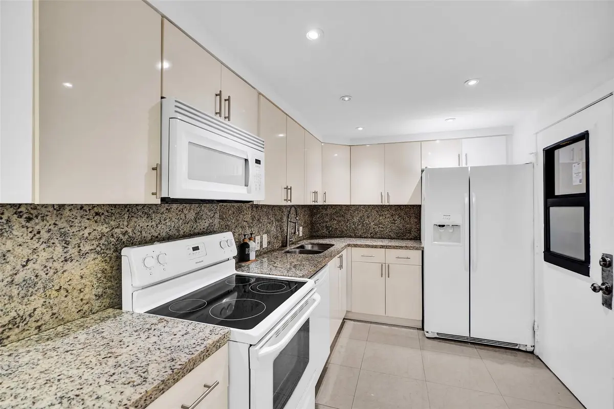 Photo 7 at 20400 W COUNTRY CLUB Drive 118, Aventura