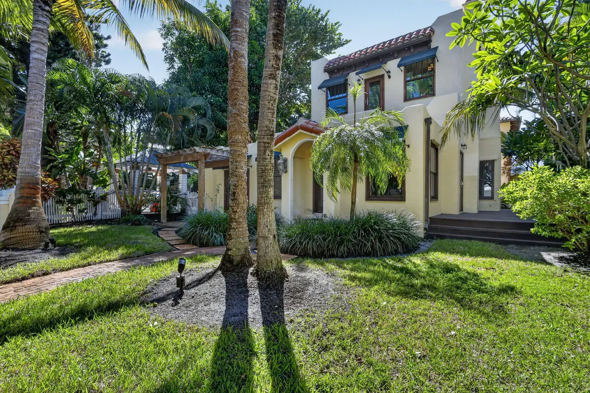 Front Yard at 106 SE 7TH Avenue 1, Delray Beach