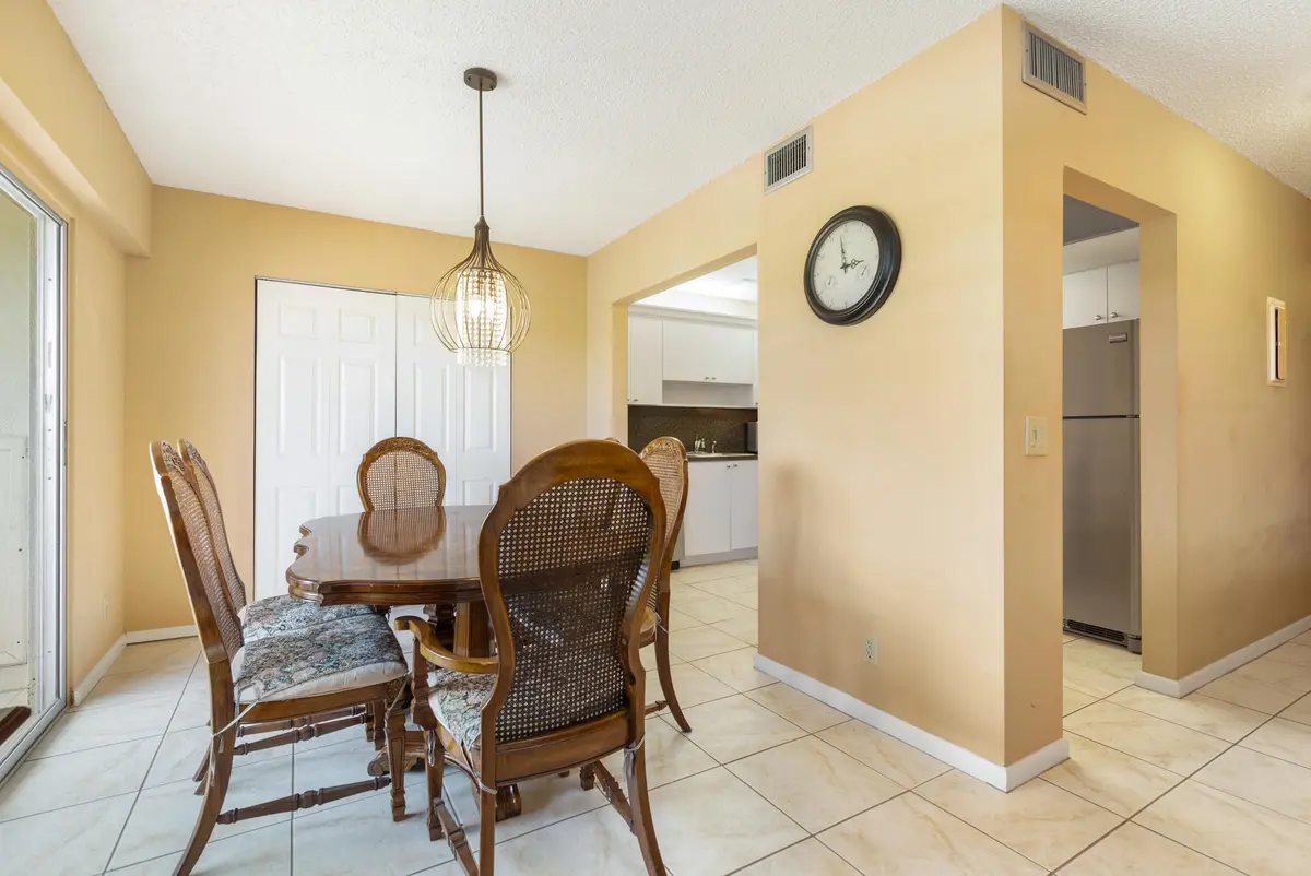 Dining at 203 SUFFOLK E, Boca Raton
