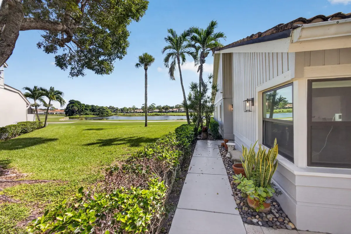 Yard at 543 Prestwick Circle, Palm Beach Gardens