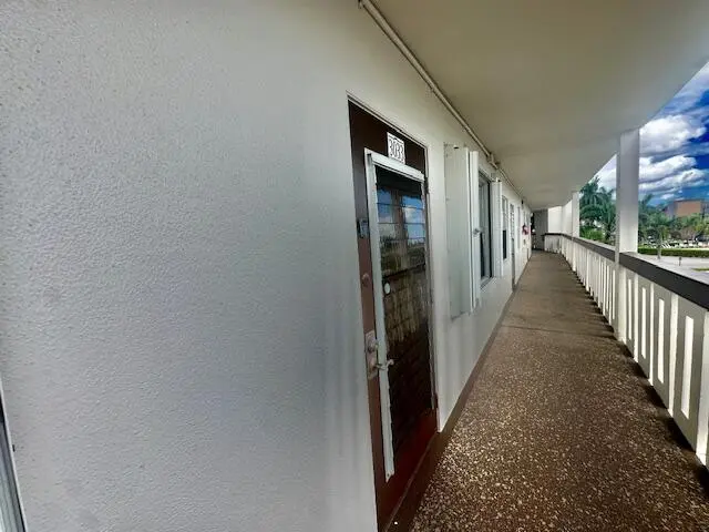 Walk Way at 3033 Hythe B, Boca Raton