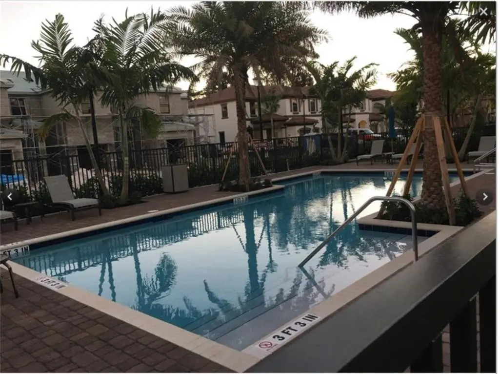 Photo 3 at 4985 Kobus Terrace, Davie