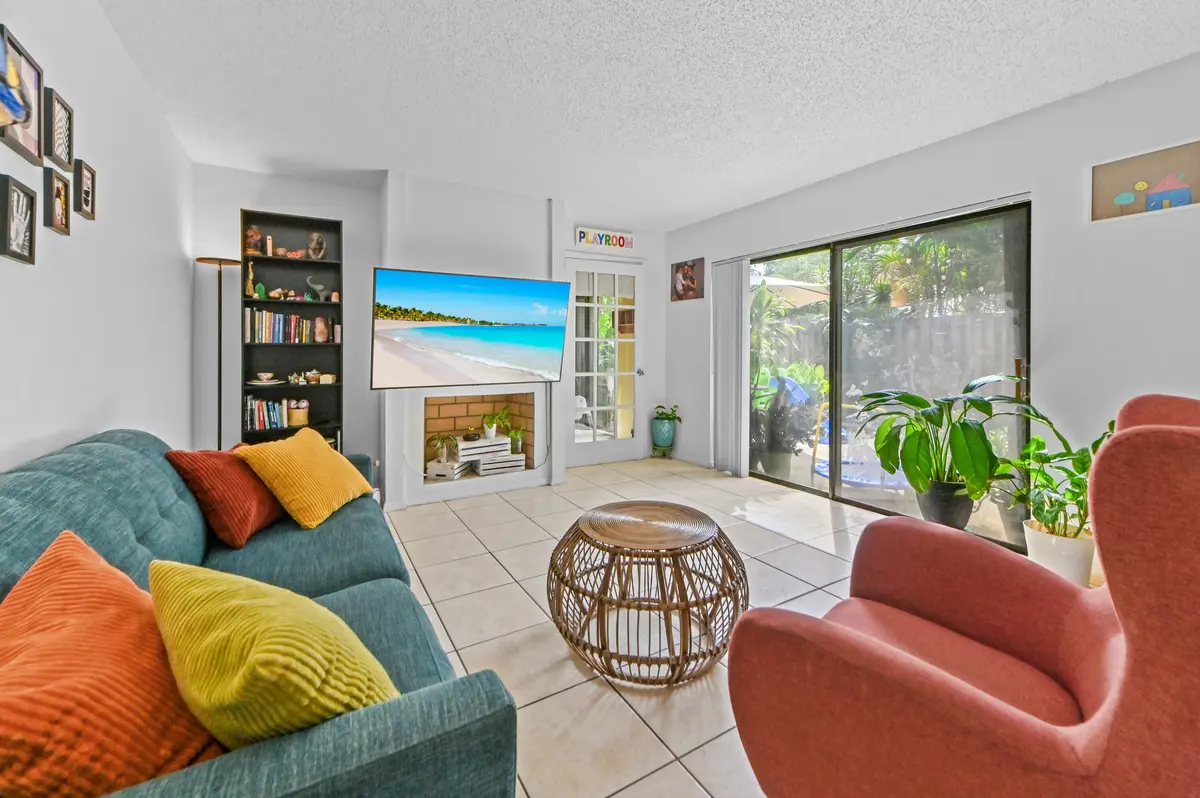 10 Living room 04 at 824 Springdale Circle, Palm Springs