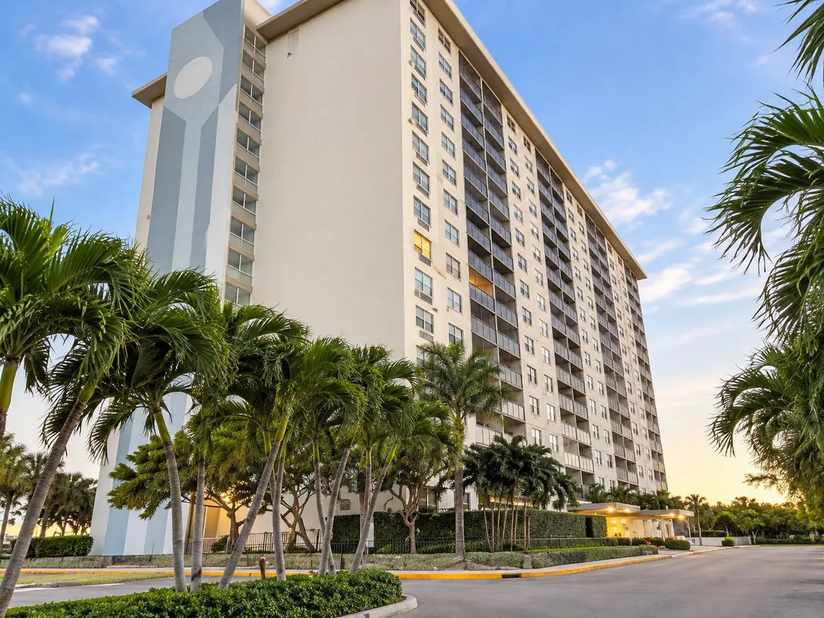 400 Kings Point Drive 1030, Sunny Isles Beach, FL – photo 1