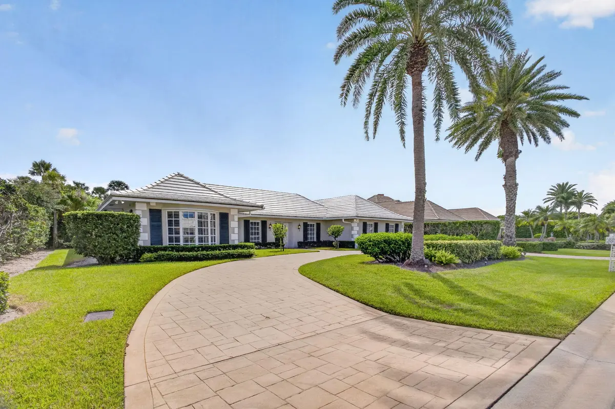 Front elevation at 934 Palm Way, North Palm Beach