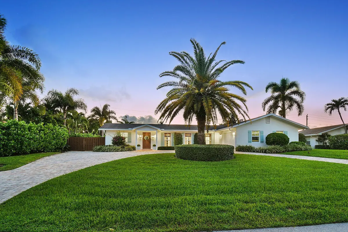 ExteriorFrontZoomOut at 215 GOLFVIEW Drive, Tequesta