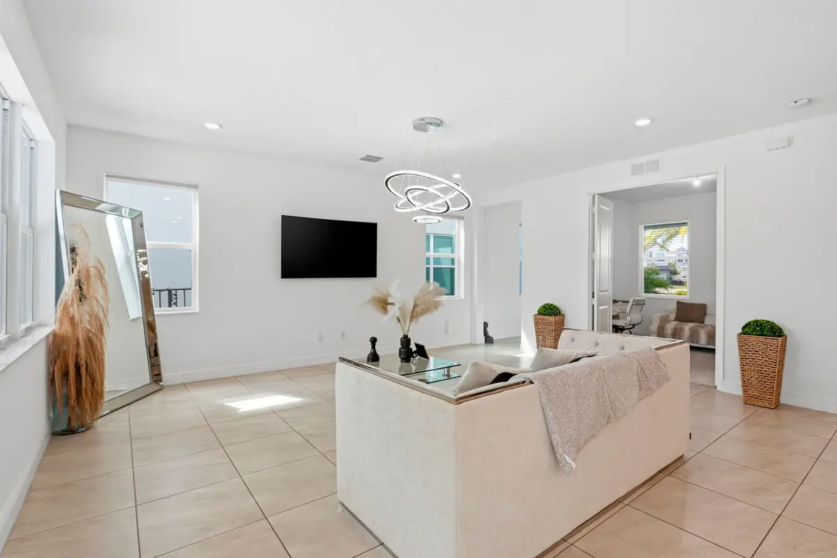 6-web-or-mls-003_0E2A3349_with_tv at 4228 VELEIROS Avenue, Deerfield Beach