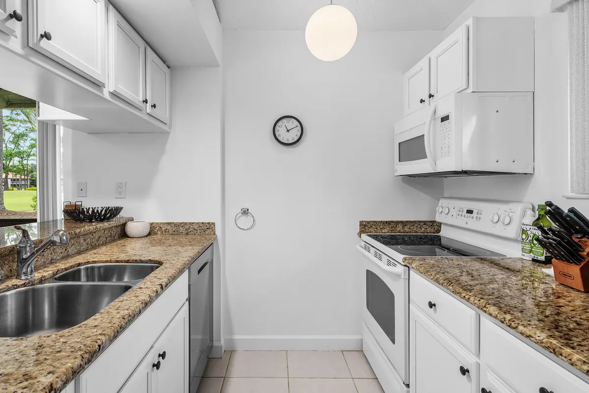 Kitchen at 526 Club Drive, Palm Beach Gardens