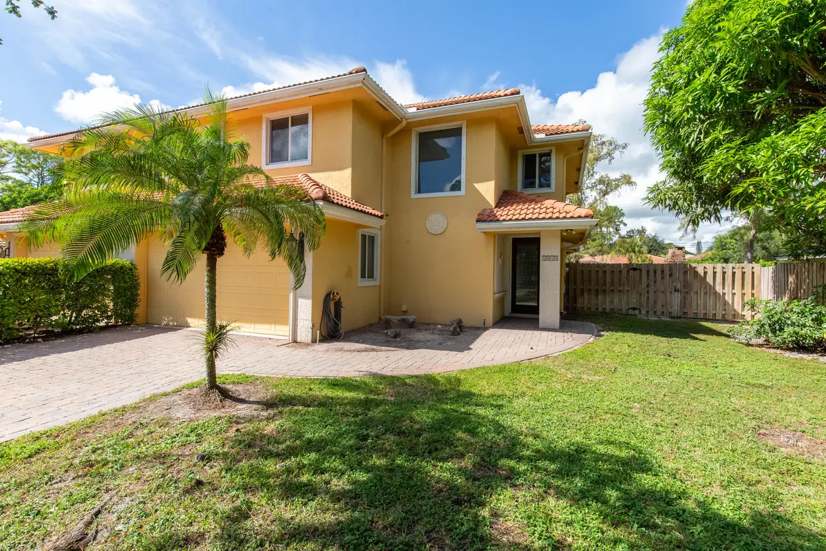 Front Entry at 1036 STAGHORN Street, Wellington