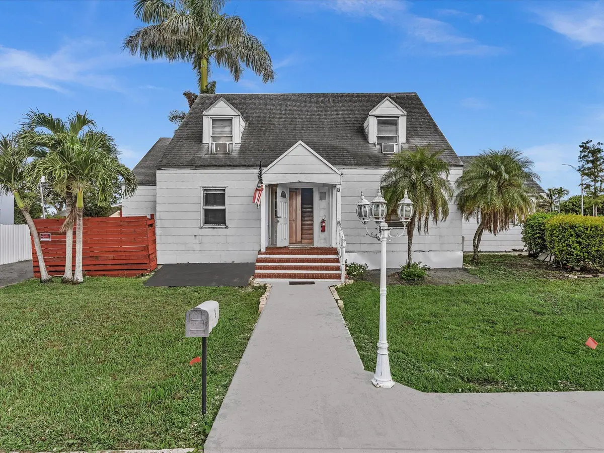 Unit 1 front door at 9 NW AVENUE D, Belle Glade