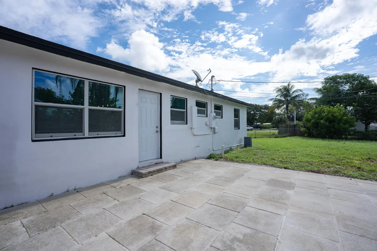 Somer-10 at 1420 9th Street, Lake Park