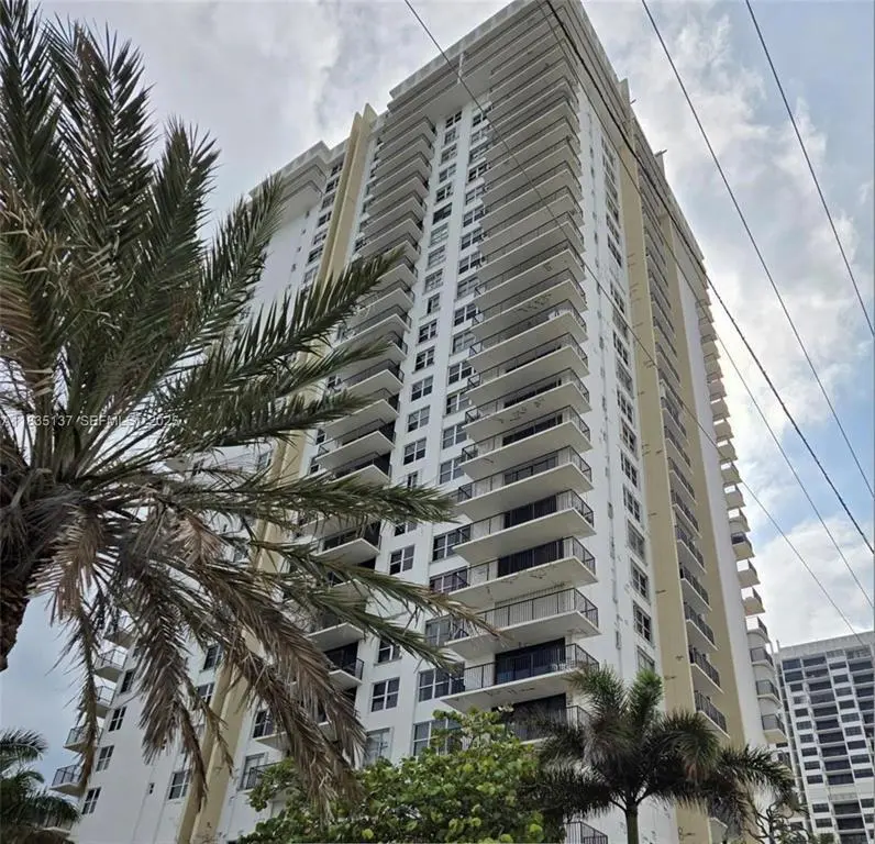 2201 tall bldg at 2201 S Ocean Drive, Hollywood