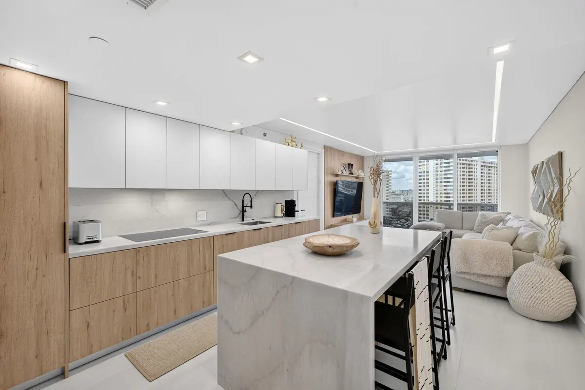 Barbuzzi 3 at 1800 S OCEAN Drive 806, Hallandale Beach