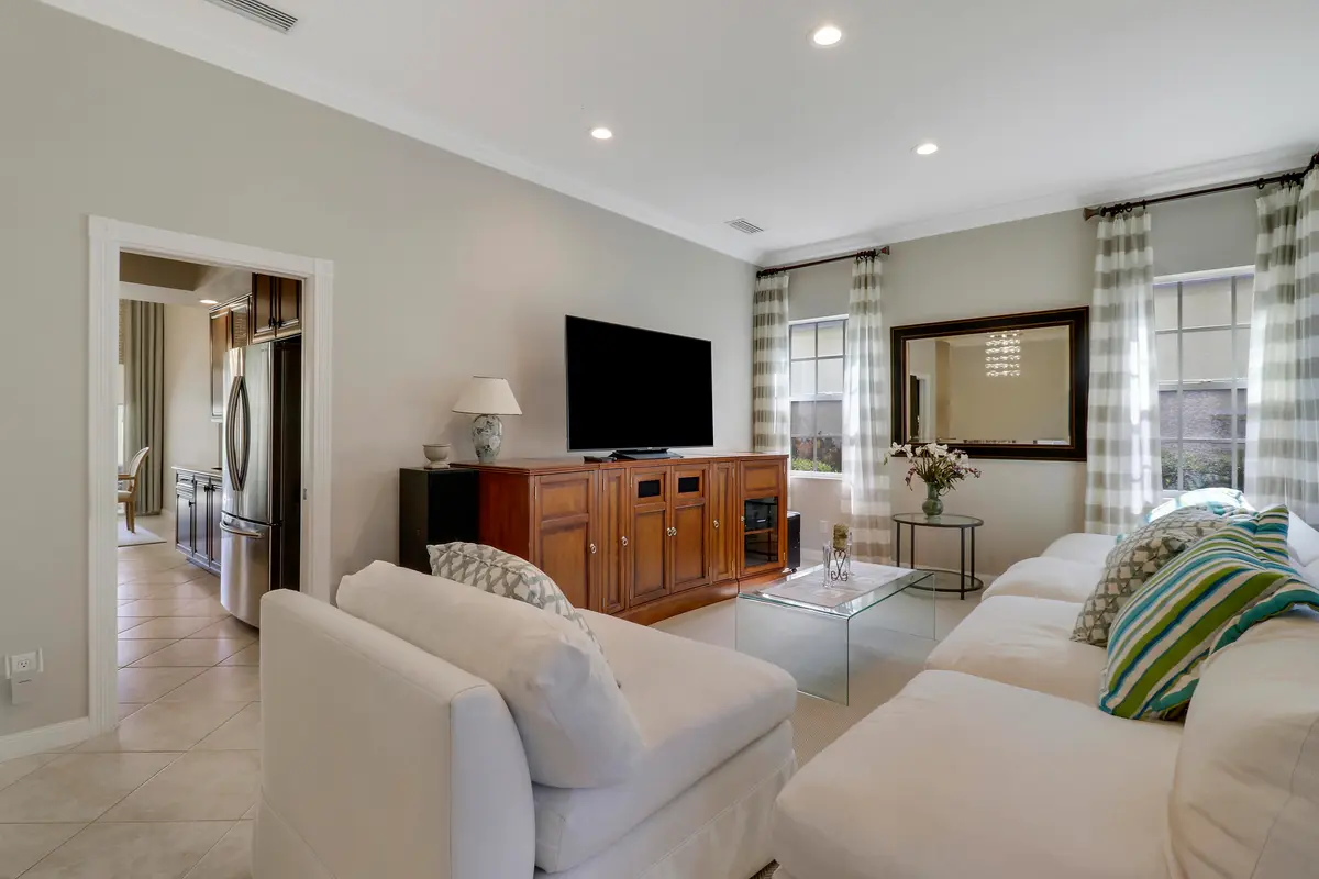 Declutter-17 at 8435 BELIZE Place, Wellington