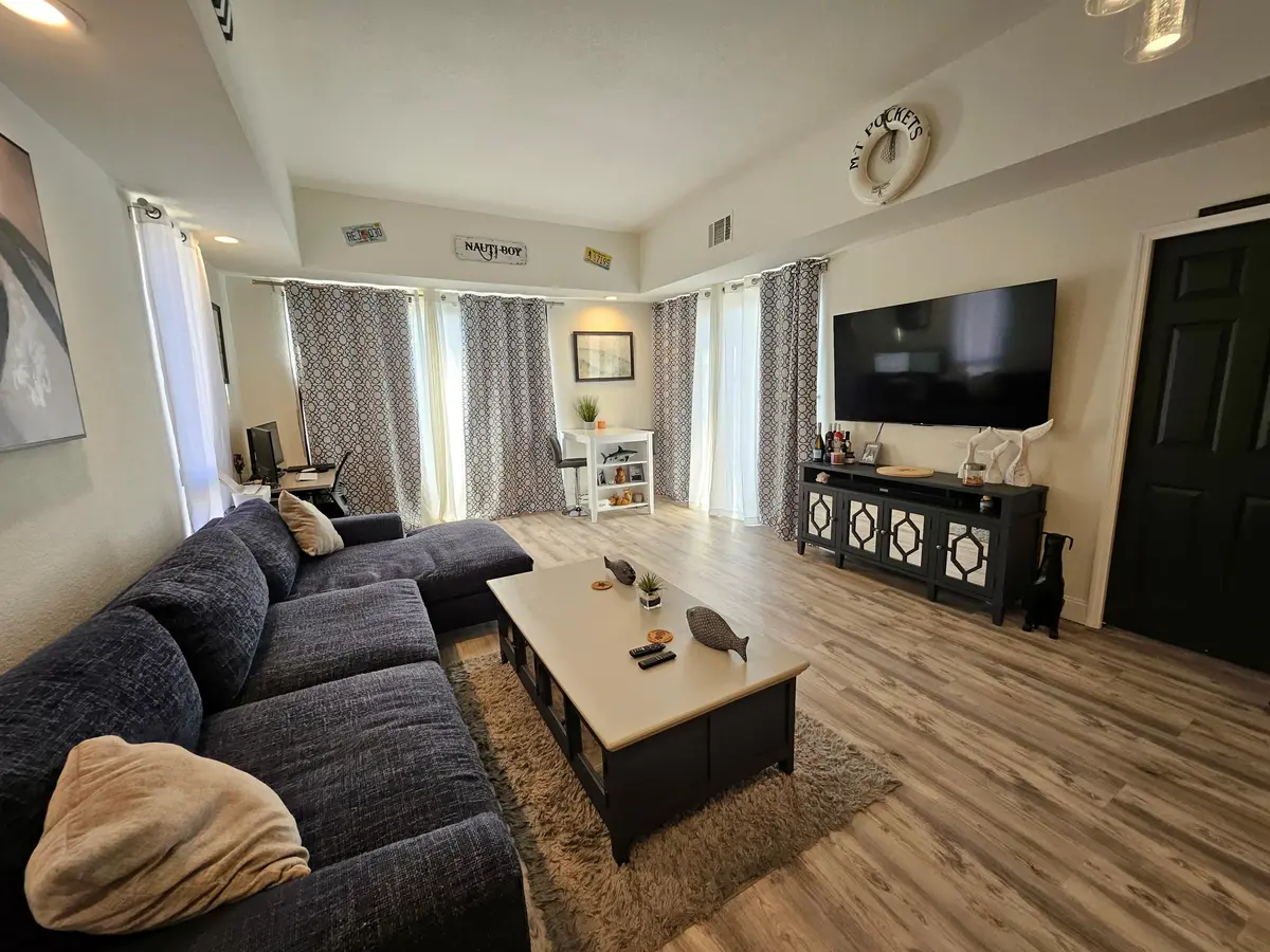 living room shades at 3325 SE LA PRADO Court, Port St. Lucie
