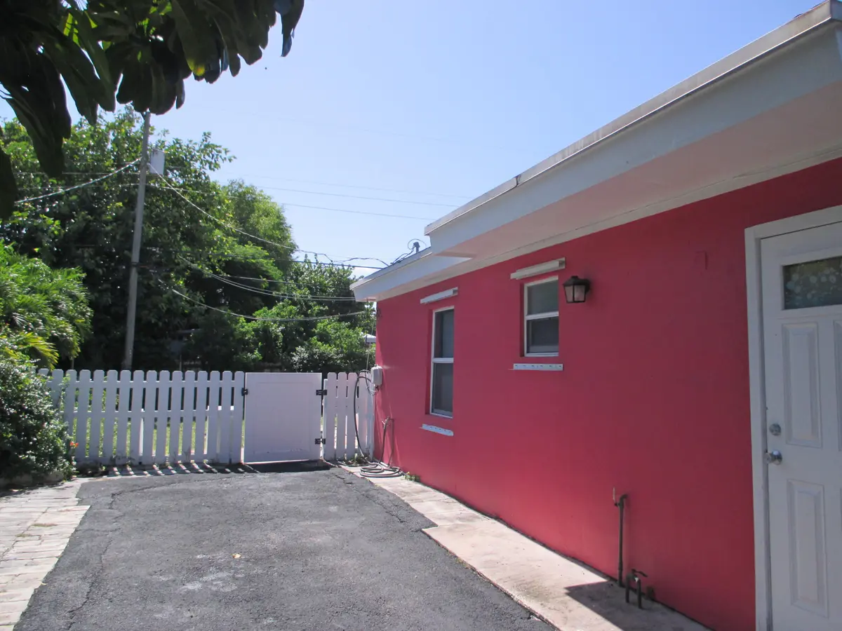 Parking at 626 Minnesota Street, Lantana