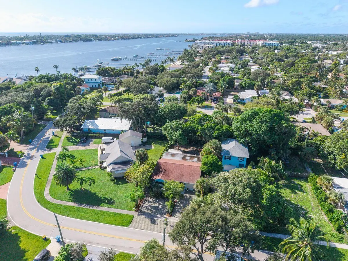FRONT VIEW at 545 S LAKE Drive, Lantana