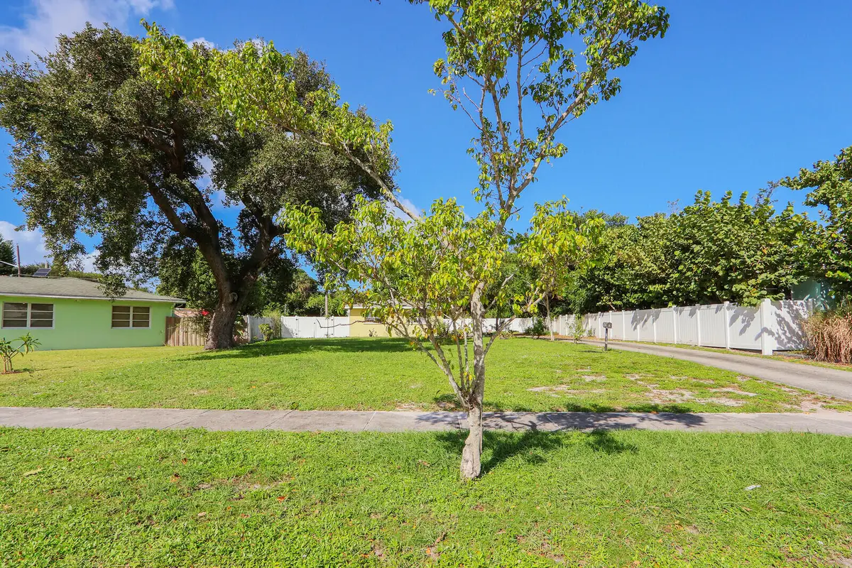 147 Foresteria Drive, Lake Park, FL – photo 2