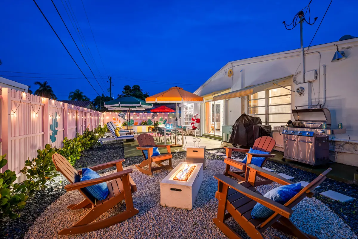 Hallandale Sunshine - Firepit at night w at 913 NE 2ND Court, Hallandale Beach
