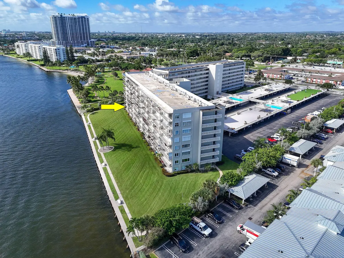 801 Lake Shore Dr at 801 Lake Shore Drive 109, Lake Park