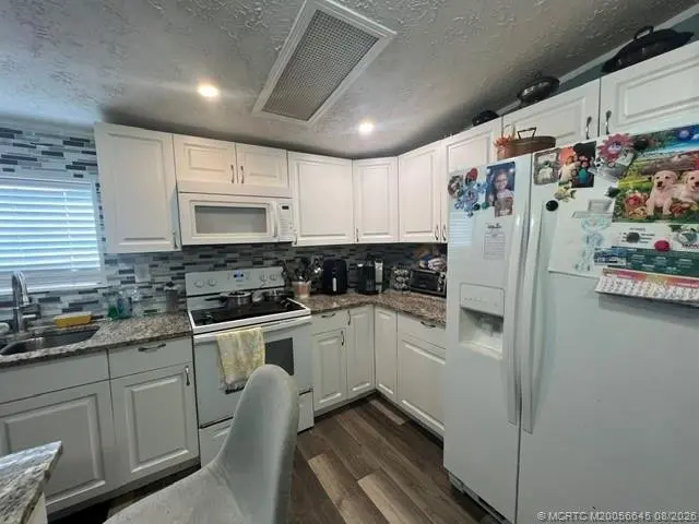 Photo 4 at 9 N Eric Circle, Greenacres