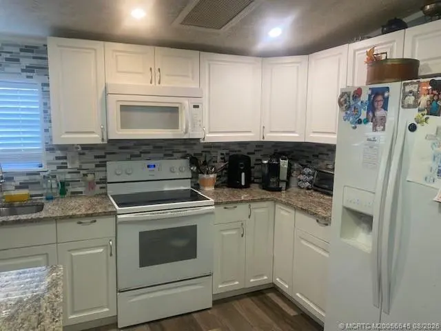 Photo 6 at 9 N Eric Circle, Greenacres