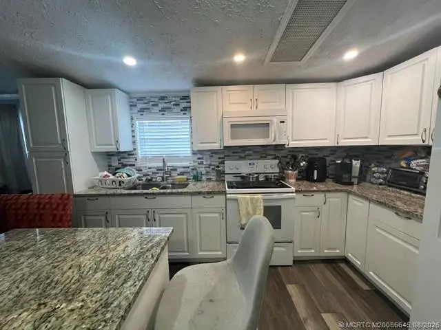 Photo 8 at 9 N Eric Circle, Greenacres